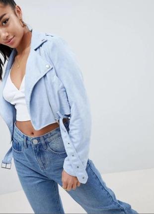 Блакитна замшева коротка куртка косуха з поясом заклепками кишенями missguided1 фото