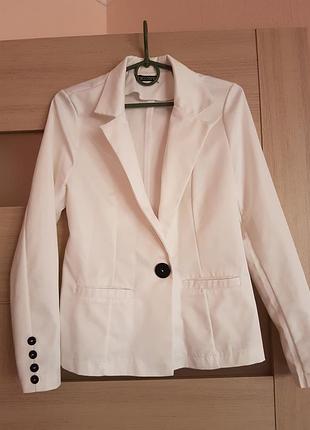 Нарядний костюм з вузькими брюками.розмір s.