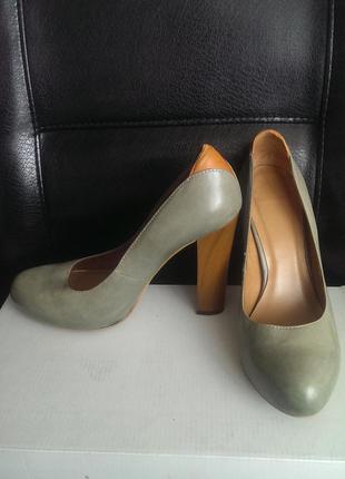 Классные туфли на высоком каблуке