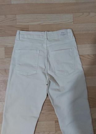 Стильные джинсы мом- слим цвета экрю stradivarius7 фото