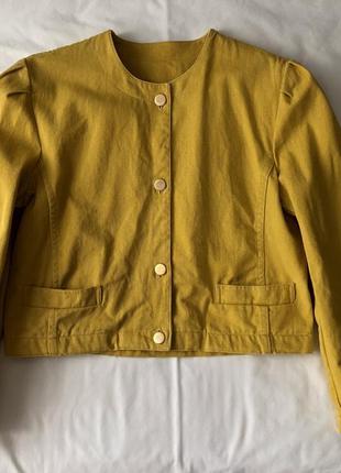 Куртка джинсова з об'ємними рукавами.