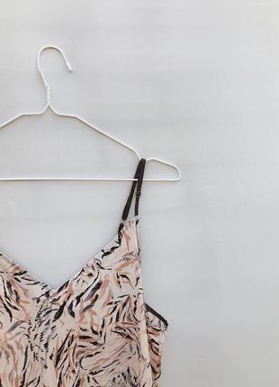 Бежевая коричневая атласная сатиновая маечка primark майка топ с абстрактным принтом на тонких бретелях женская3 фото