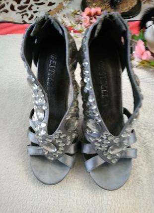 Босоніжки атласні з камінням.