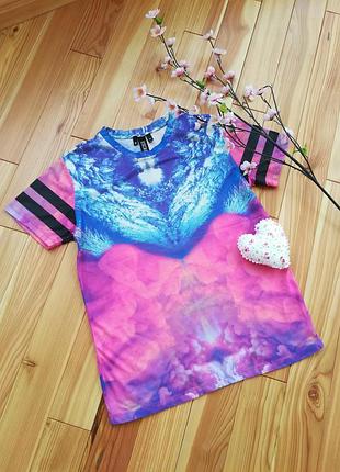 Яркая футболка космос