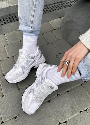 New balance nb 530 silver white трендові жіночі білі срібні кросівки баланс білі сріблясті срібні кросівки з сіткою весна літо осінь