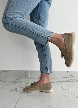 Лоферы женские замшевые бежевого цвета на низком ходу