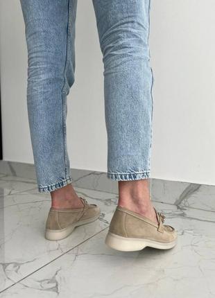 Лоферы женские замшевые бежевого цвета на низком ходу