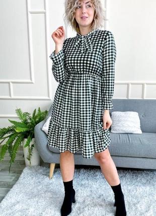Практичне плаття в клітку з рюшами