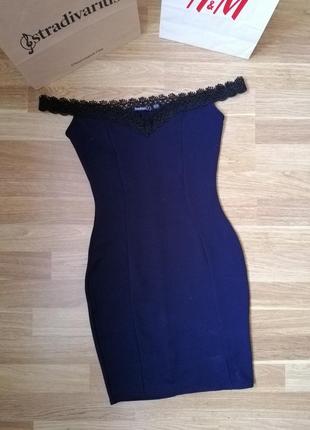 Синее облегающее платье с открытыми плечами4 фото