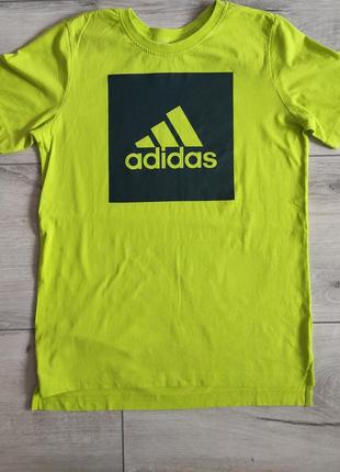 Оригінальна яскрава футболка adidas розмір s
