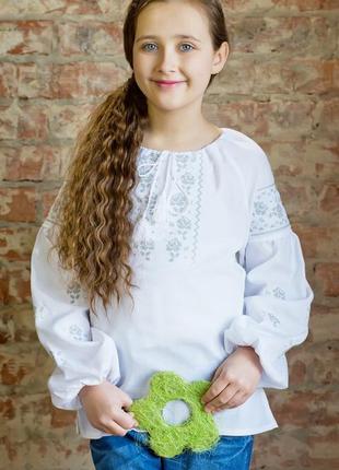 Ніжна сорочка для дівчинки з сірою вишивкою