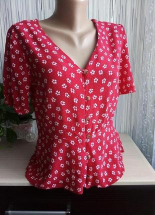 Красная блуза с баской на пуговицах с цветочным принтом2 фото