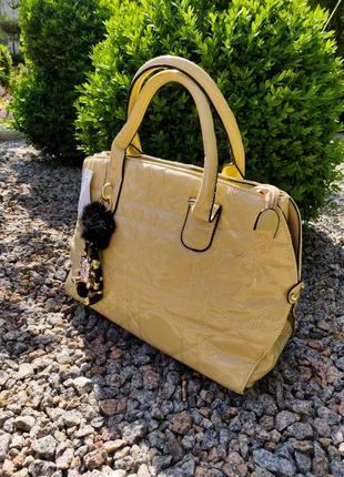 Сумка класична стьобана з брелоком 90017 бежева лакова