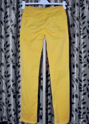 Стильные стрейч джинсы c.d.c. ярко-жёлтого цвета.8 фото