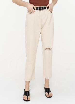 Бежевые mom fit джинсы