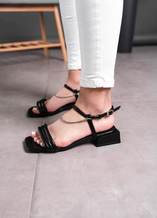 Женские босоножки на небольшом каблуке с цепочкой черные летние - женская обувь лето 20222 фото