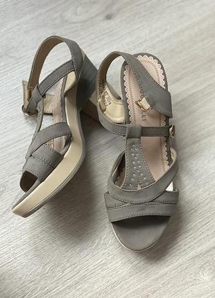 Босоніжки жіночі