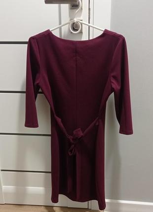 Шикарное бордовое марсала платье по фигуре с поясом