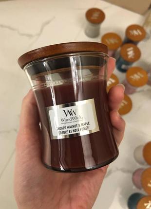 Ароматична свічка з ароматом копченого горіха, клена woodwick mini smoked walnut & maple 85 г