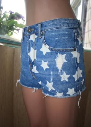 Крутые джинсовые шорты со звёздами рваностями и потёртостями3 фото