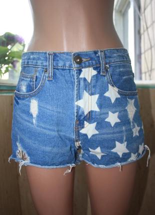 Круті джинсові шорти з зірками рваностями і потертостями6 фото