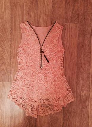 Мереживна блузка зі шлейфом попереду змійка