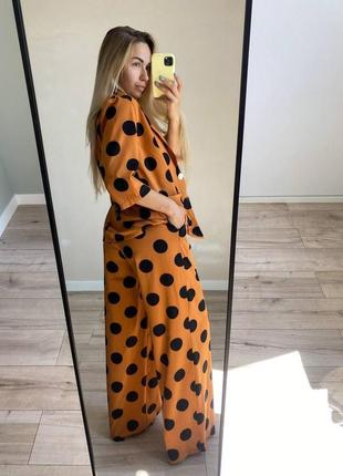 Брючный костюм в горох