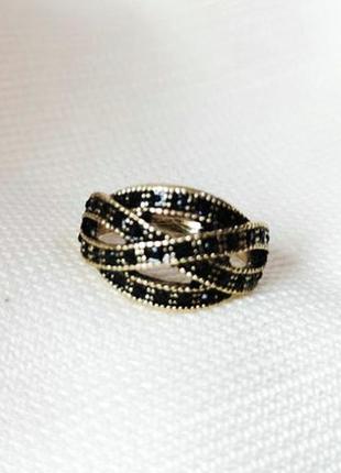 Изящное кольцо лента с черными камнями прима