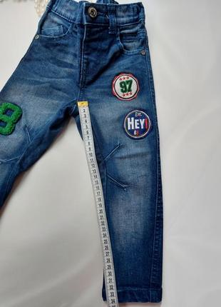 Крутые джинсы узкачи скинни с нашивками f&f 2 года рост 928 фото