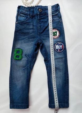 Крутые джинсы узкачи скинни с нашивками f&f 2 года рост 927 фото
