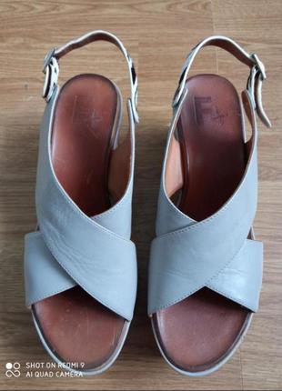 Босоніжки шкіряні