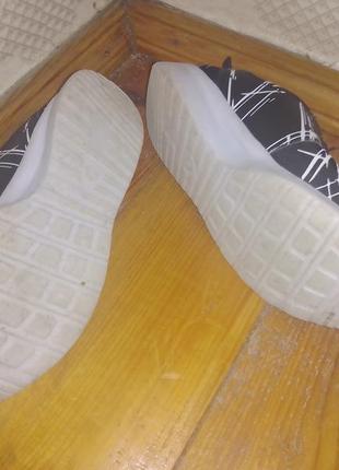 Чорно-білі кросівки легкі кросівки на резинці sprox3 фото
