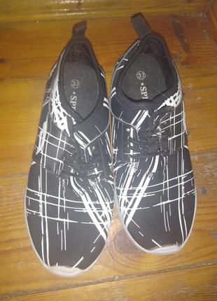 Чорно-білі кросівки легкі кросівки на резинці sprox8 фото