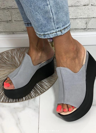 Жіночі шльопанці на танкетці різні забарвлення