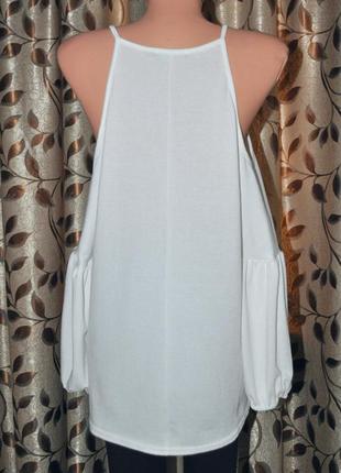 Оригинальная белая блуза boohoo с открытыми плечами3 фото