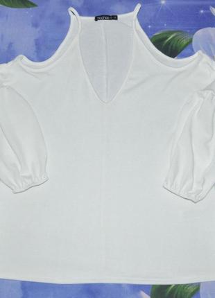 Оригинальная белая блуза boohoo с открытыми плечами9 фото