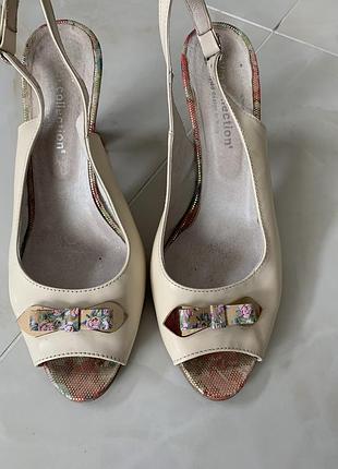 Босоніжки 40 розмір, 100 натуральна лакова шкіра