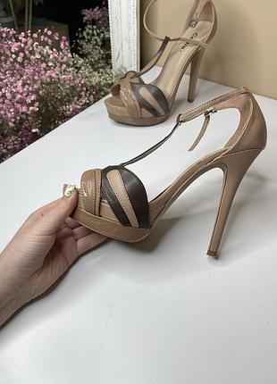 Босоніжки на каблуку