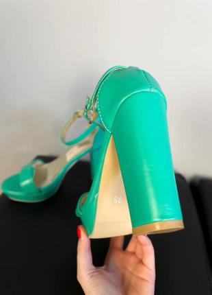 Женские босоножки открытые с ремешками и на грубом каблуке зеленые9 фото