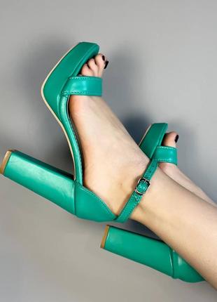 Женские босоножки открытые с ремешками и на грубом каблуке зеленые2 фото