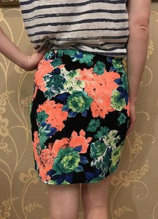 Очень красивая и стильная брендовая юбка в цветах.3 фото