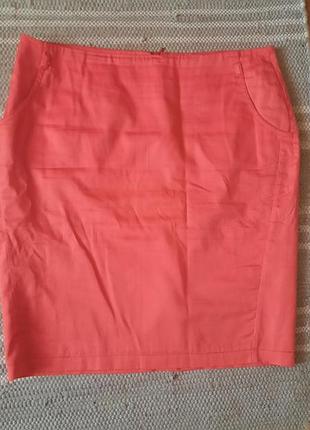 Супер яскраво червона спідниця