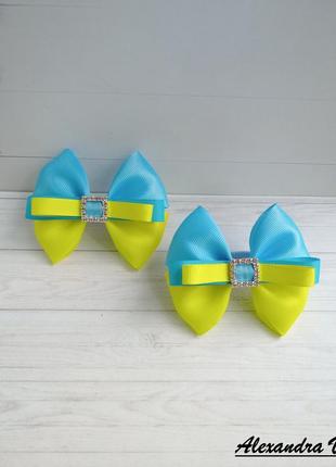 Яскраві бантики в патріотичних кольорах.