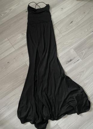 Вечірня сукня в підлогу максі чорна з оголеною спиною розрізом на нозі шлейфом