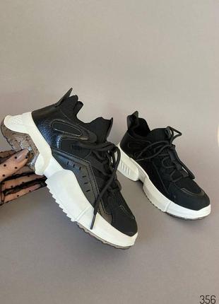 Черные кроссовки