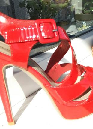 Супер стильні лакові босоніжки