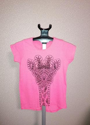 Яскрава футболка з принтом