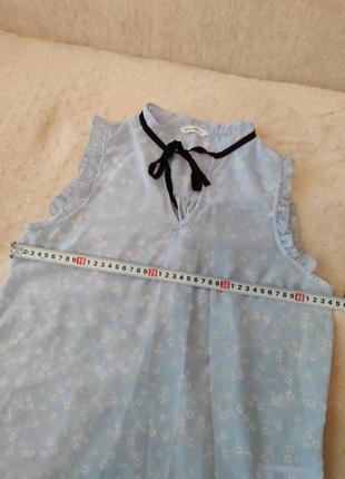 Нежно-голубая блузка с цветочным принтом5 фото