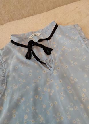Нежно-голубая блузка с цветочным принтом2 фото