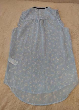 Нежно-голубая блузка с цветочным принтом6 фото
